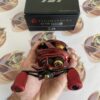 Carretilha Daiwa Salamandura SV TW 70 XHL - Image 4