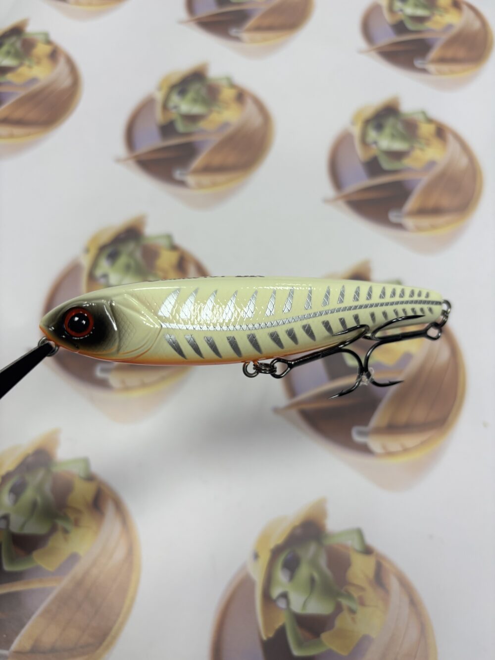 Isca Jackall Bonnie 107 Cor White Silver Skeleton